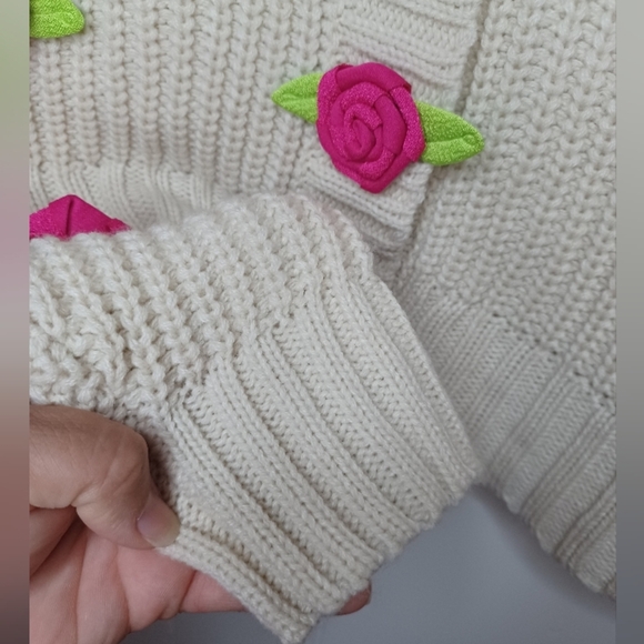 Chic Cream Cardigan with Pink Floral Details - Picture 7 of 10